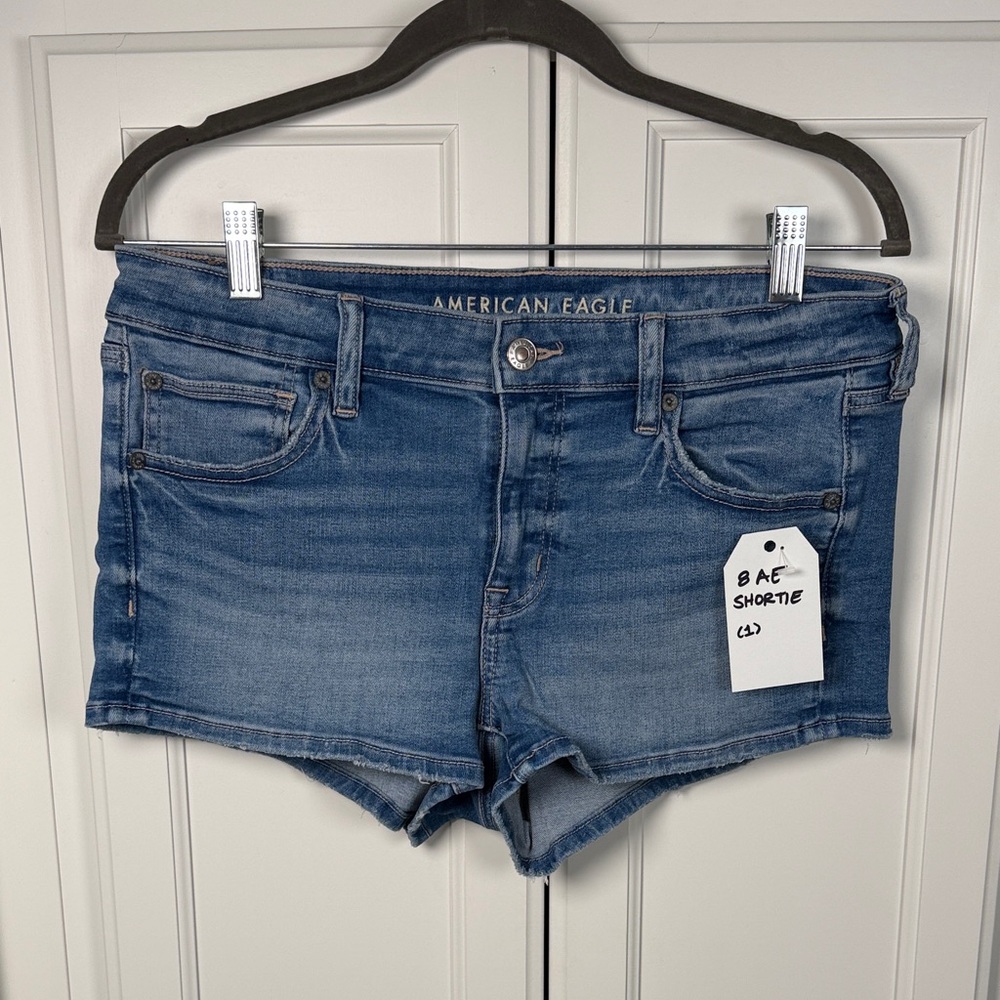 American Eagle “Shortie” Denim Shorts – Size 8